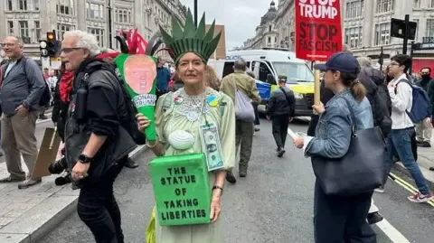 Numerous Demonstrators Gather in Downtown London to Oppose Donald Trump's Return Diplomatic Journey
